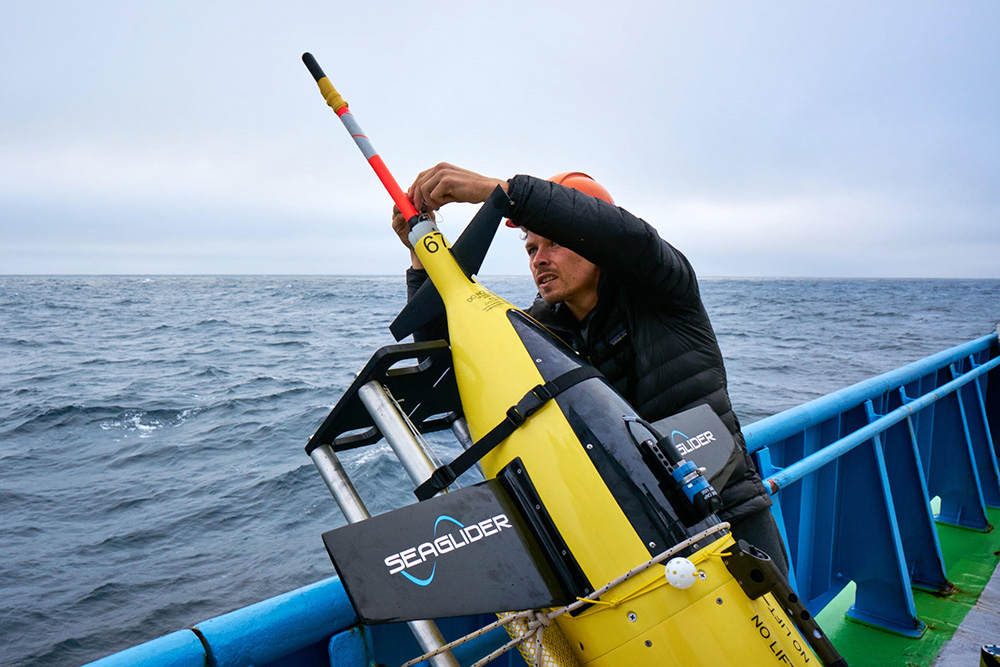 Tyler Rohr readies a Caltech Seaglider for deployment. 📷 Robert Strzepek