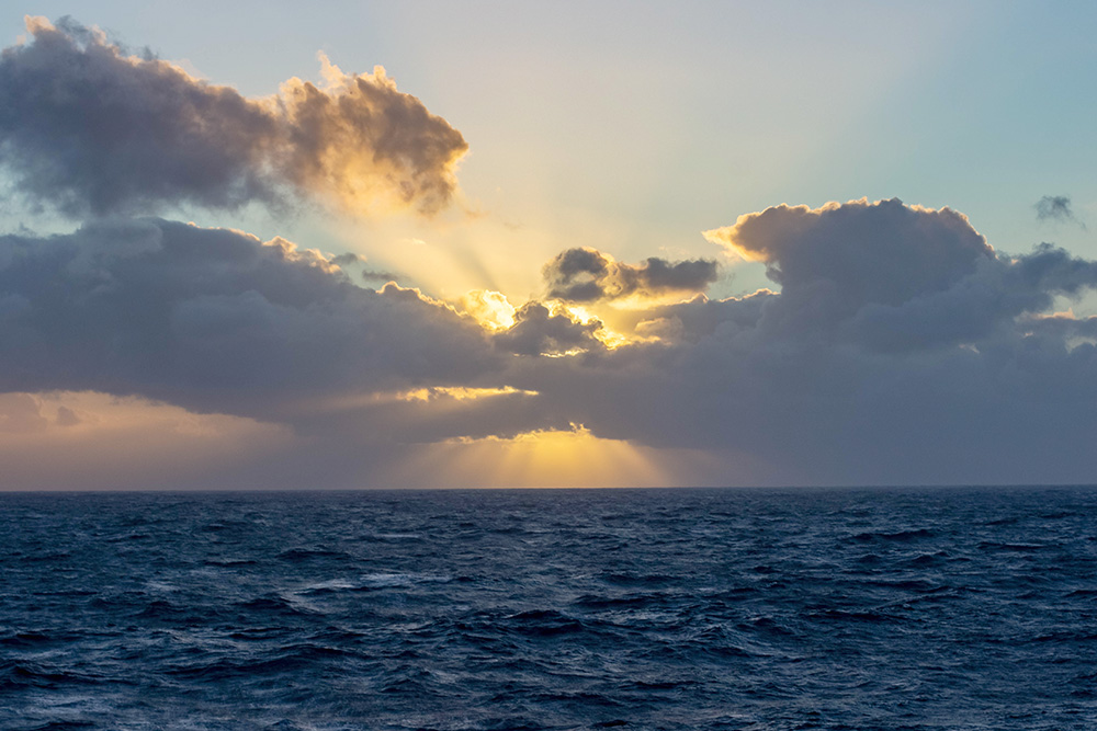 A perfect Southern Ocean sunset. 📷 Jakob Weis